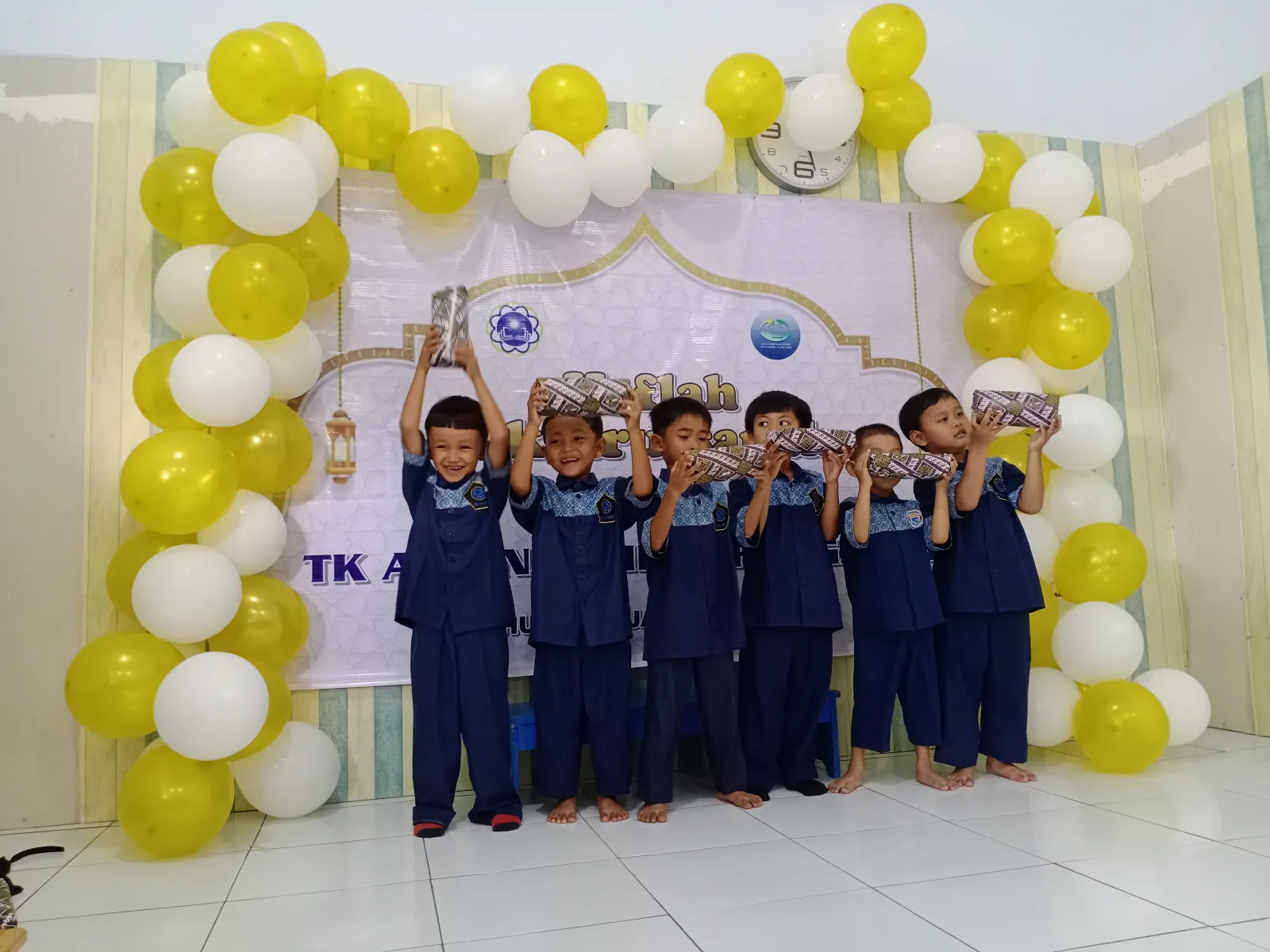 Anak-anak TA An-Nakhil berfoto bersama dengan ekspresi ceria