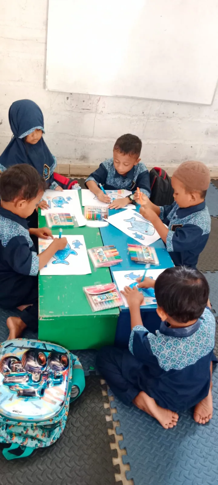 Anak-anak TA An-Nakhil mengerjakan kegiatan belajar bersama di meja rendah