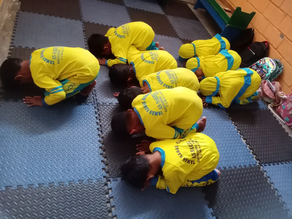 Anak-anak TA An-Nakhil berlatih gerakan salat bersama