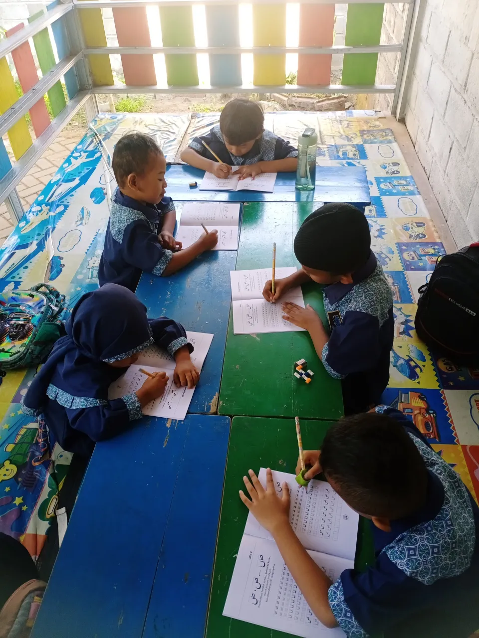 Anak-anak TA An-Nakhil mengikuti kegiatan belajar di meja rendah
